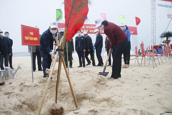 Phó Chủ tịch nước Đặng Thị Ngọc Thịnh phát động Tết trồng cây Đời đời nhớ ơn Bác Hồ xuân Tân Sửu